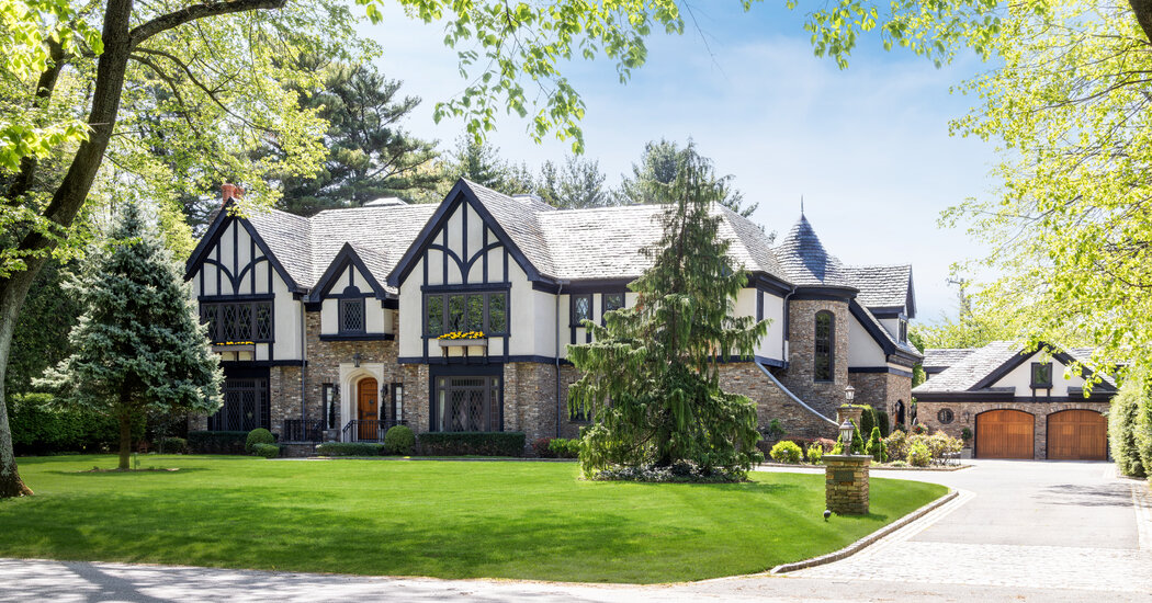 Nelson DeMille’s House Is Listed for $5.5 Million on Long Island